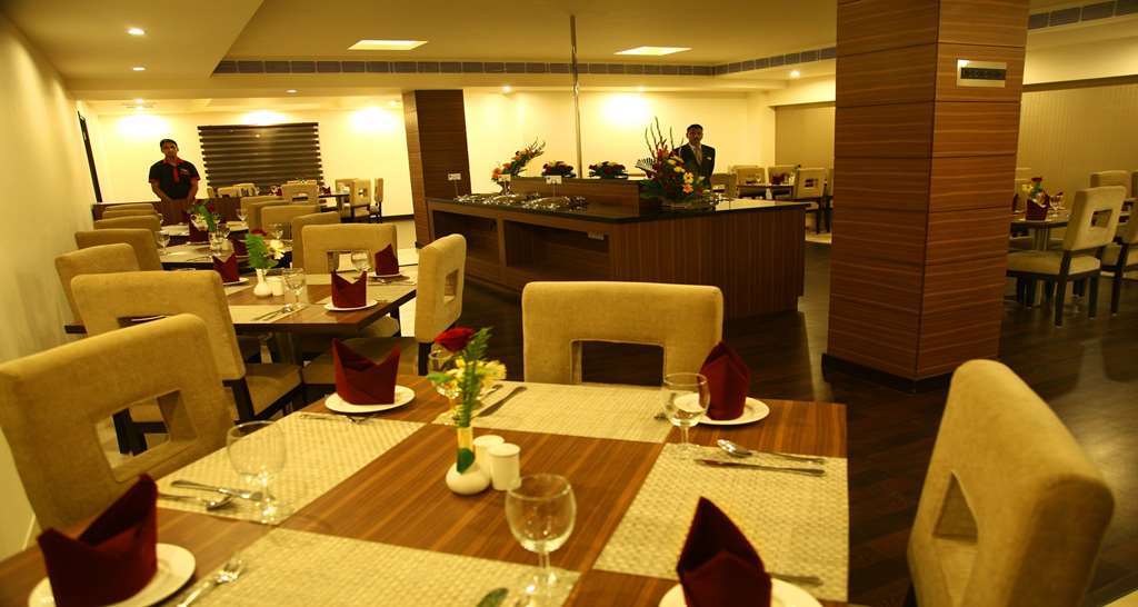 Continent Nakodar Hotel & Resorts Restaurant bilde